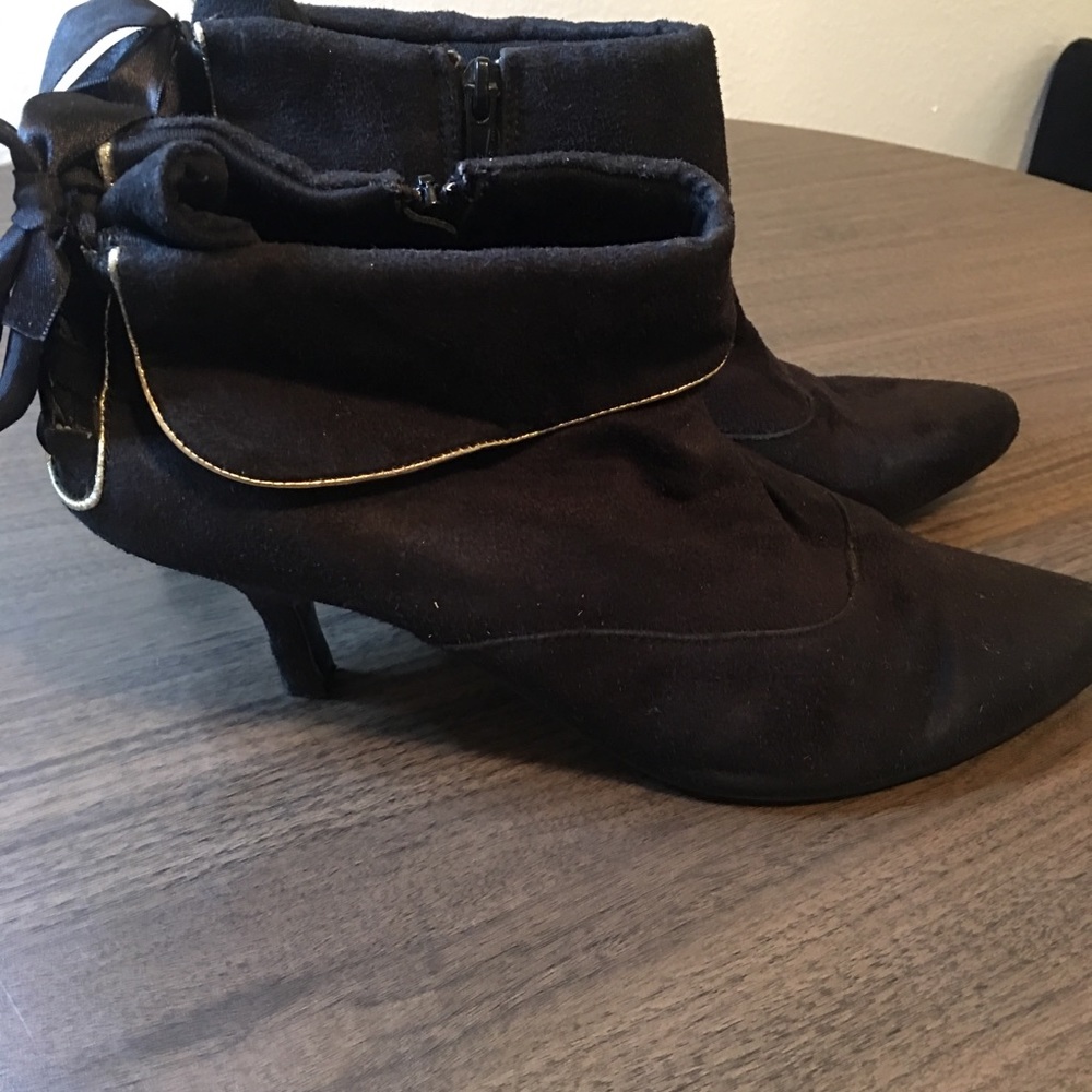 BLACK SUEDE LIKE W/BOWS IN BACK/ZIPPER INSIDE.